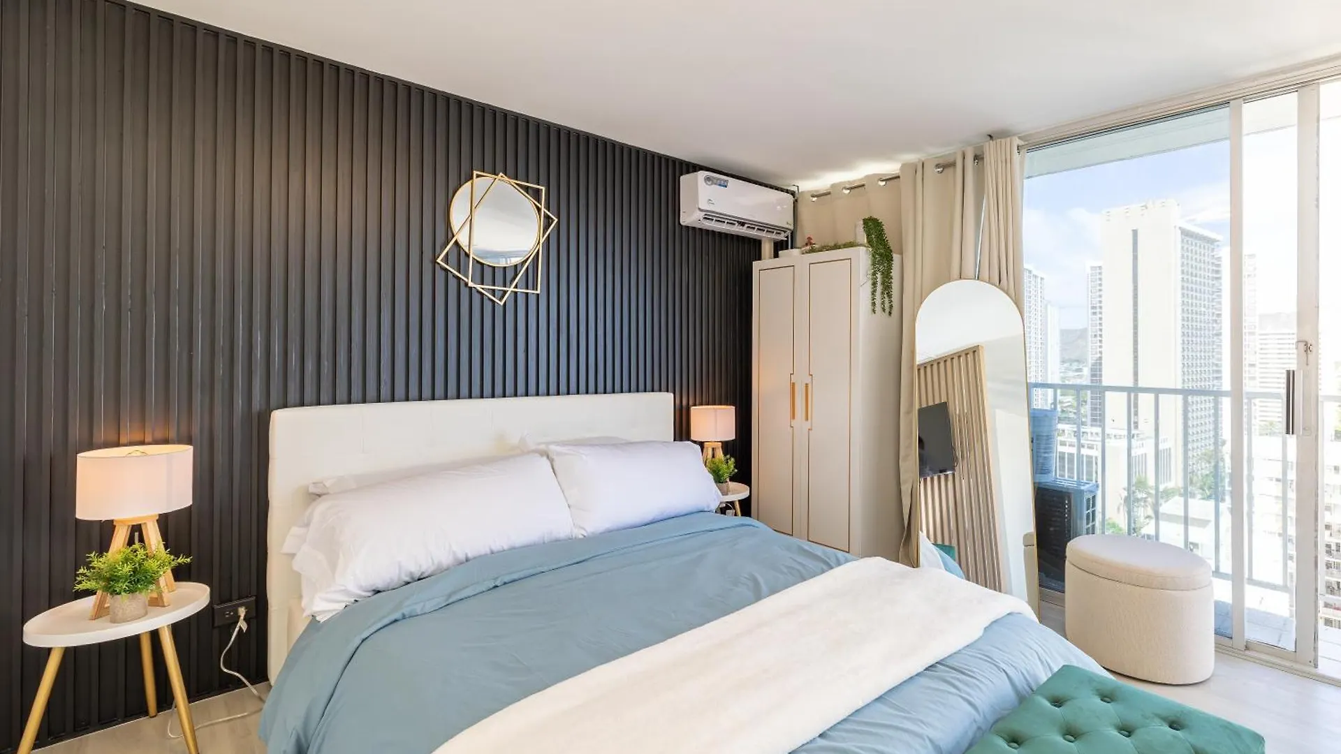 Stylish, Newly Renovated Condo Near Waikiki Beach! Honolulu