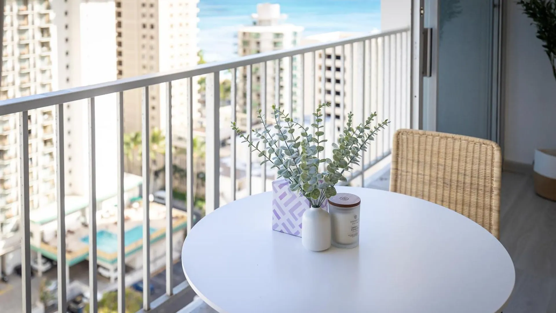 Stylish, Newly Renovated Condo Near Waikiki Beach! Honolulu Apartment