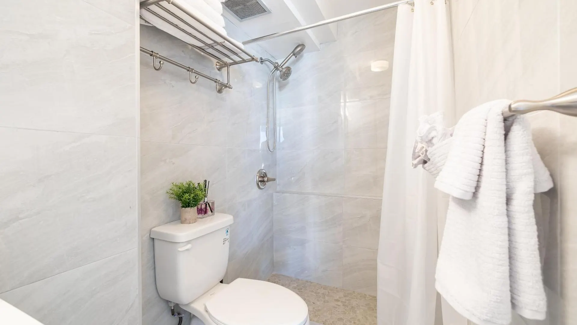 Stylish, Newly Renovated Condo Near Waikiki Beach! Honolulu 0*,  United States