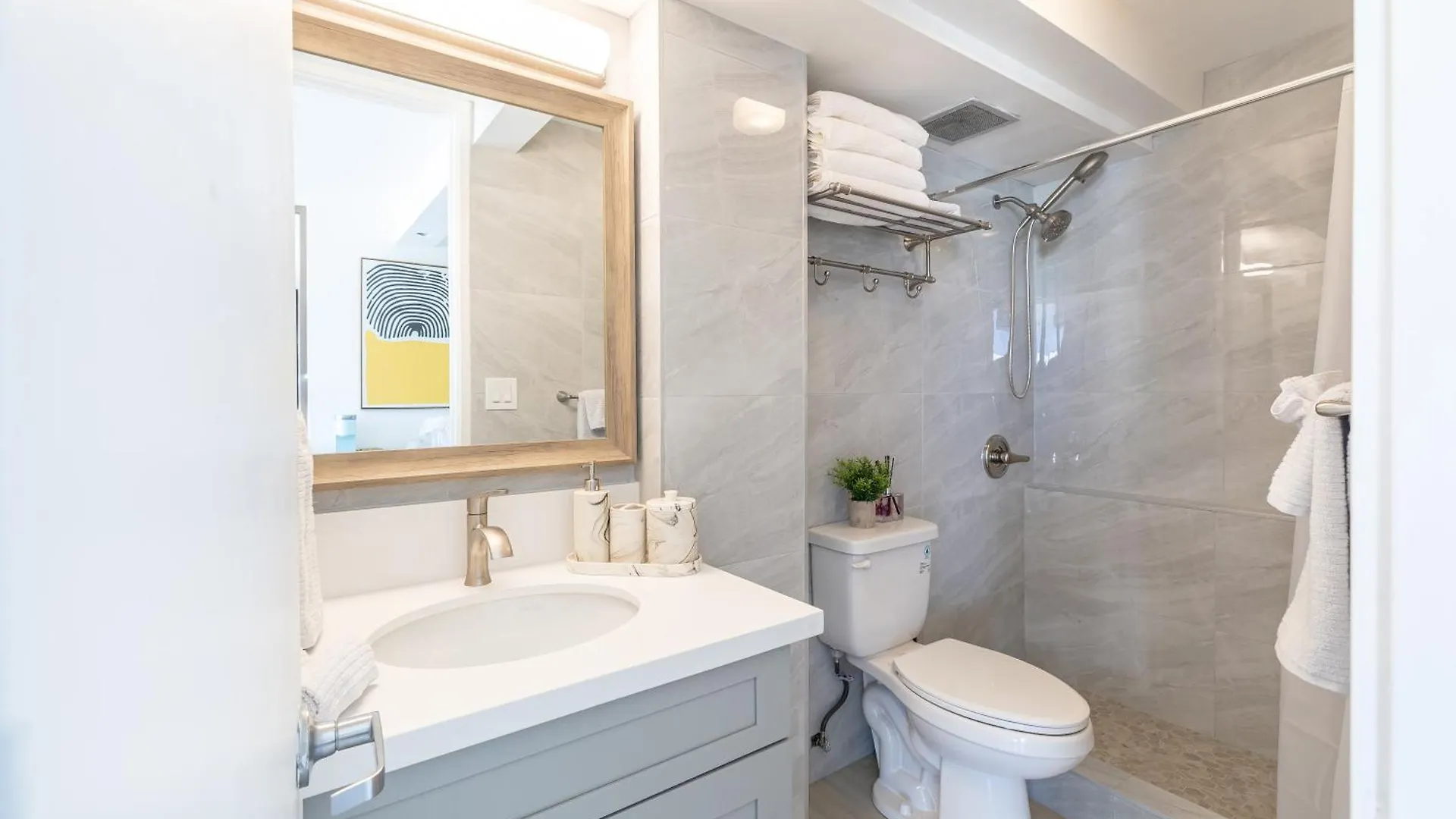 Stylish, Newly Renovated Condo Near Waikiki Beach! Honolulu