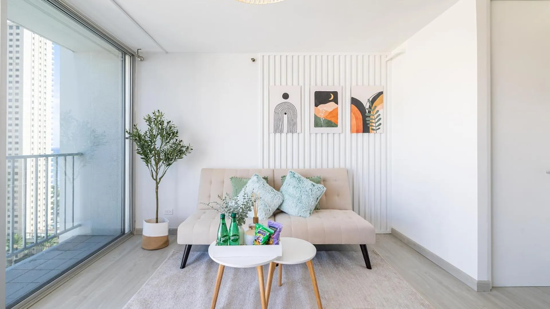 Stylish, Newly Renovated Condo Near Waikiki Beach! Honolulu