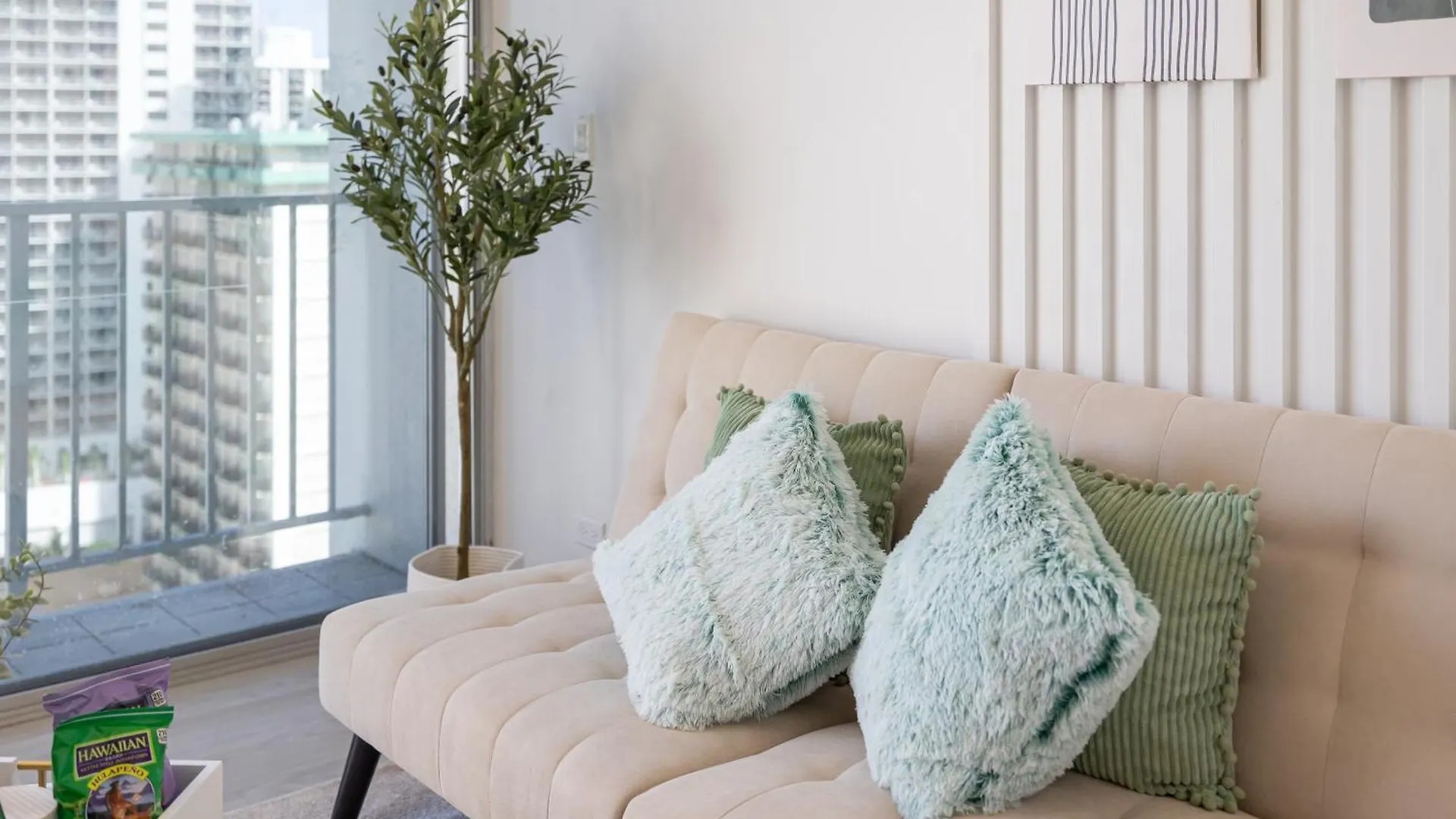 Stylish, Newly Renovated Condo Near Waikiki Beach! Honolulu Apartment
