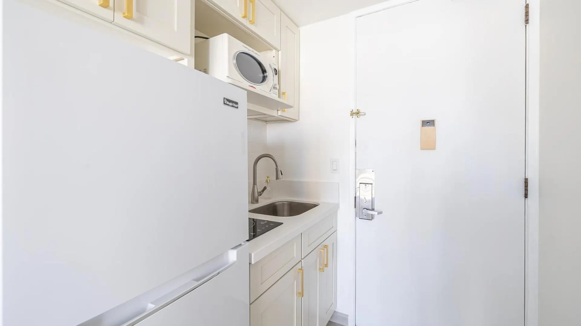 Stylish, Newly Renovated Condo Near Waikiki Beach! Honolulu