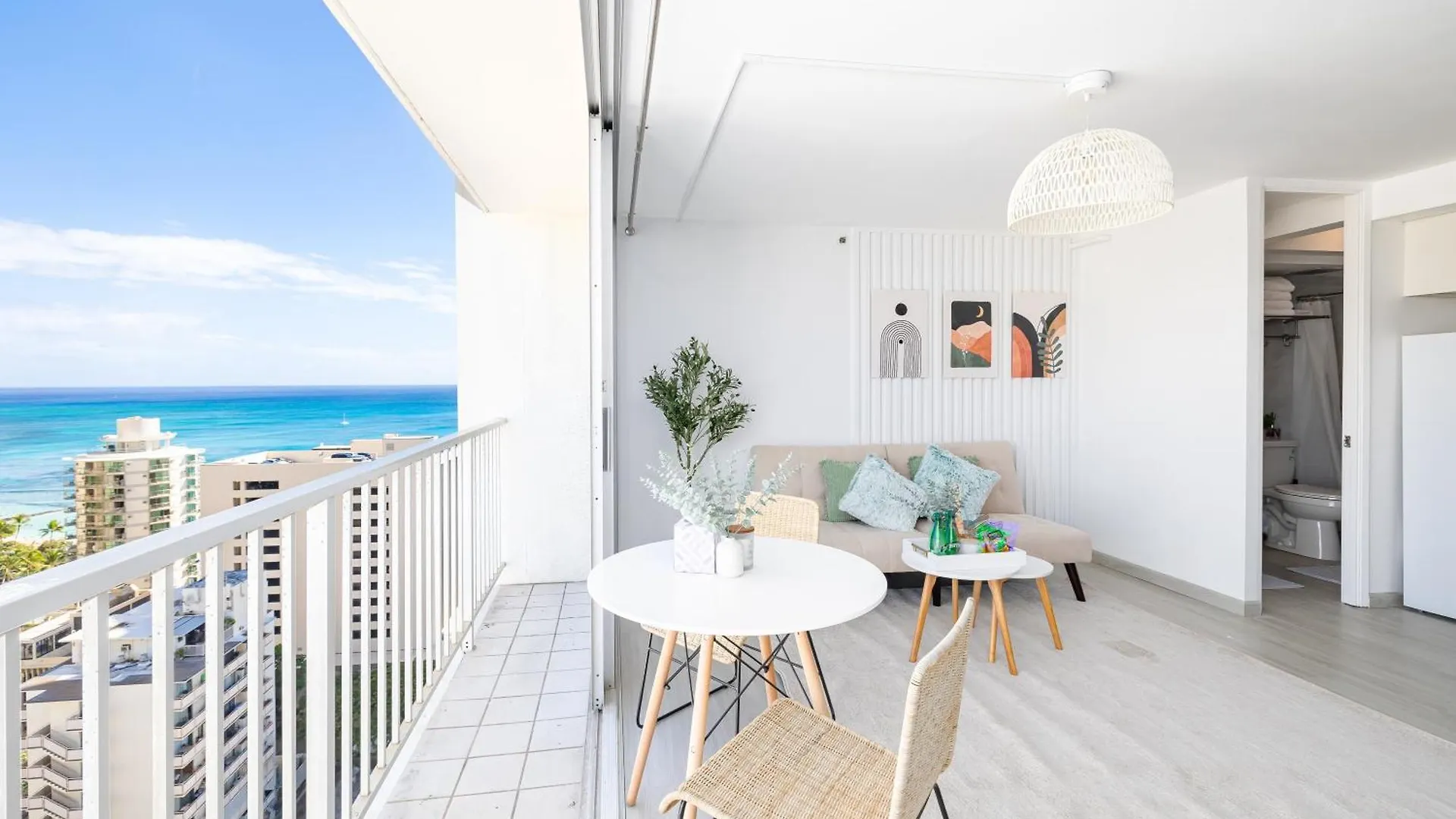 Stylish, Newly Renovated Condo Near Waikiki Beach! Honolulu Apartment